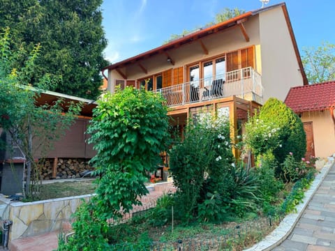 Property building, Garden, Balcony/Terrace