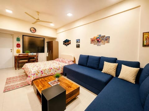 TV and multimedia, Living room, Seating area, Bedroom