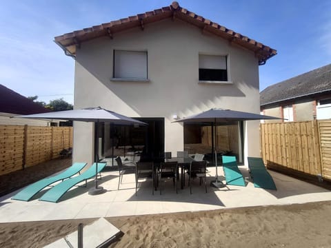 Property building, Patio, Balcony/Terrace, Dining area, sunbed