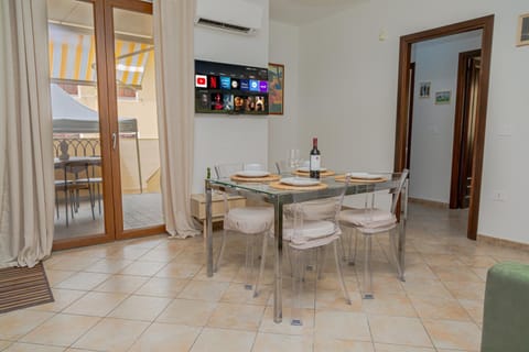 Communal lounge/ TV room, TV and multimedia, Kitchen or kitchenette, Living room, Dining area