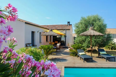 Property building, Patio, Day, Garden, Garden view, Pool view, Swimming pool, sunbed