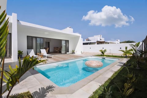 Balcony/Terrace, Pool view, Swimming pool, Swimming pool, sunbed