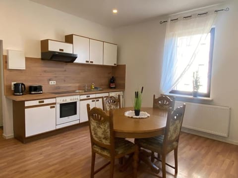 Coffee/tea facilities, Kitchen or kitchenette, Dining area, dishwasher, oven, stove, toaster