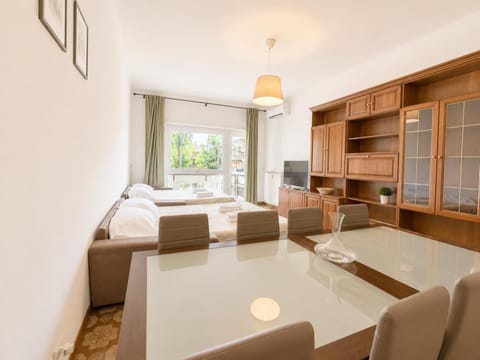 Bed, TV and multimedia, Living room, Photo of the whole room, Seating area, Dining area, Bedroom