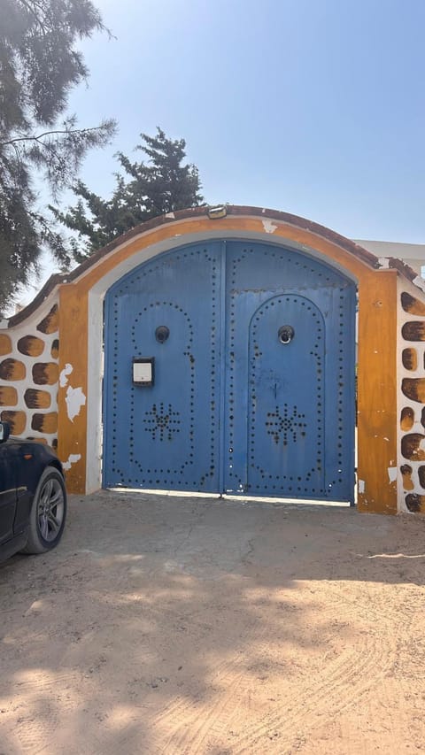 Facade/entrance, Day, Parking