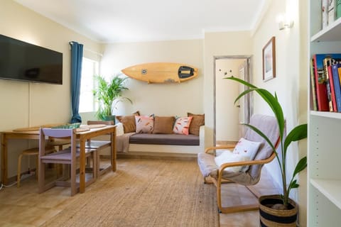 TV and multimedia, Living room, Photo of the whole room, Seating area, Dining area