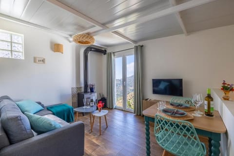 TV and multimedia, Living room, Seating area, Dining area