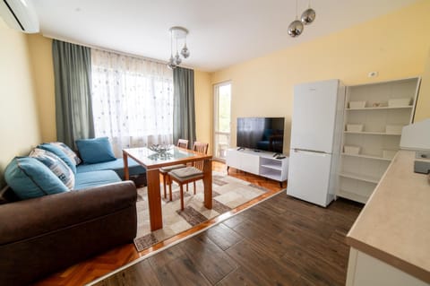 Communal lounge/ TV room, TV and multimedia, Kitchen or kitchenette, Living room, Seating area, Dining area, oven