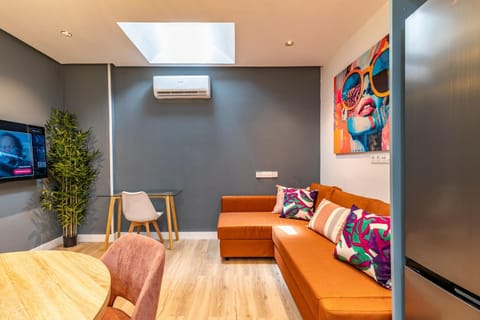 Communal lounge/ TV room, TV and multimedia, Living room, Seating area, air conditioner