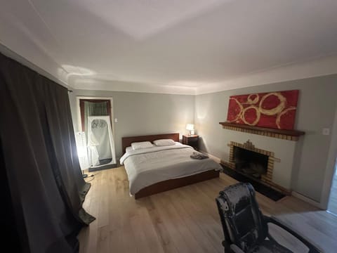 Artistic Apartment Near Downtown Apartment in Vancouver Island