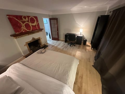 Artistic Apartment Near Downtown Apartment in Vancouver Island