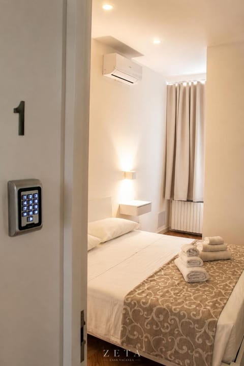 Bed, TV and multimedia, Photo of the whole room, Bedroom, towels, air conditioner