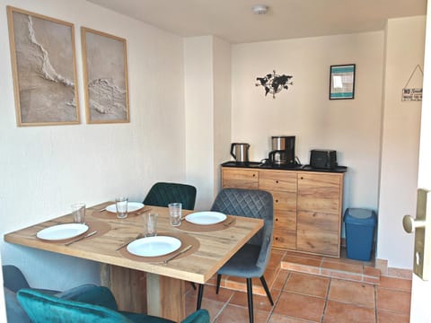 Dining area, Food