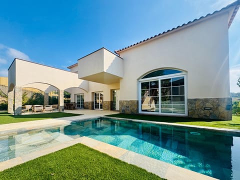 Property building, Day, Pool view, Swimming pool