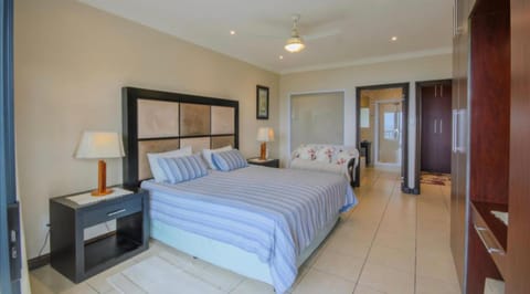 Bed, TV and multimedia, Photo of the whole room, Bedroom, fireplace, wardrobe