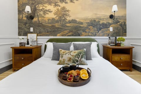 Bed, Photo of the whole room, Decorative detail, Bedroom