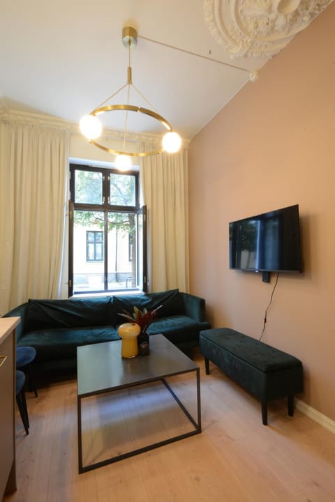 Communal lounge/ TV room, TV and multimedia, Living room, Seating area, Evening entertainment