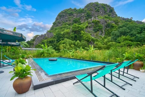 Natural landscape, Garden, Garden view, Mountain view, Pool view, Swimming pool, sunbed