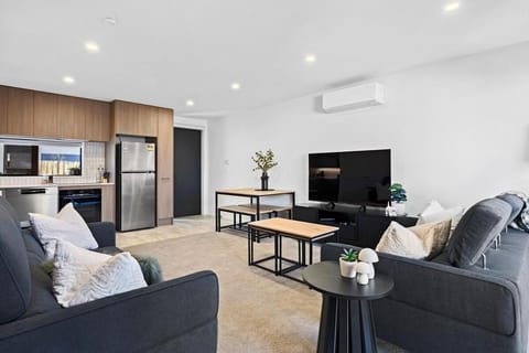 TV and multimedia, Kitchen or kitchenette, Living room, Seating area, Dining area, Evening entertainment, oven, air conditioner