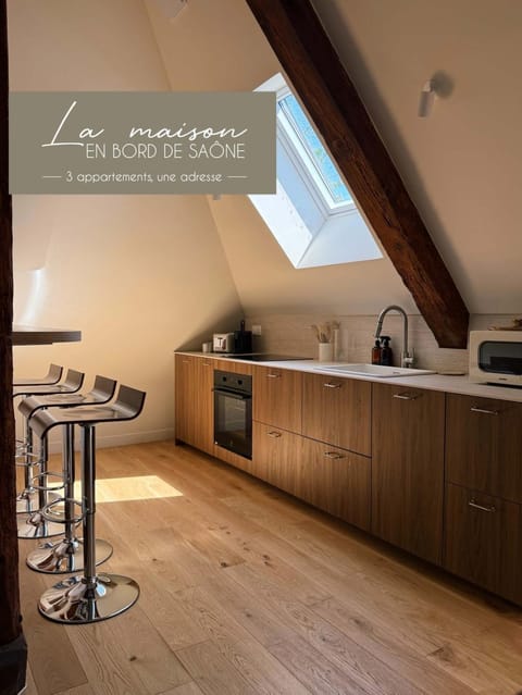 Coffee/tea facilities, Kitchen or kitchenette, Dining area, stove, toaster, air conditioner