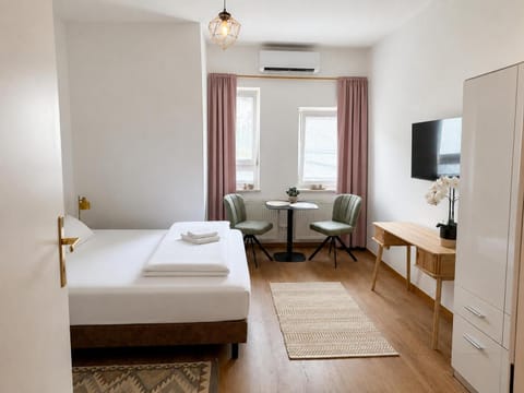 Bed, TV and multimedia, Dining area, air conditioner