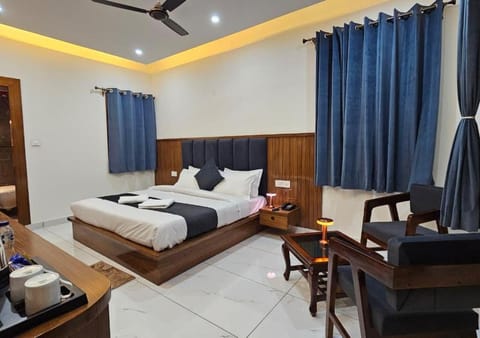 Bed, TV and multimedia, Photo of the whole room, Seating area, Bedroom