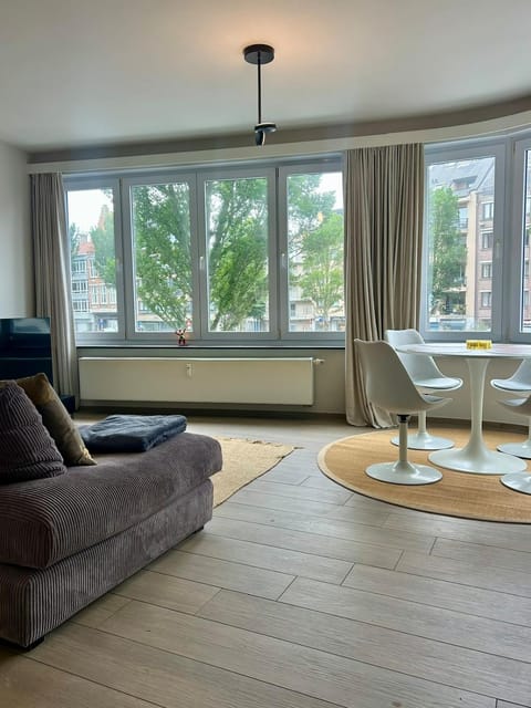 TV and multimedia, Living room, City view