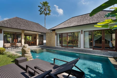 Property building, Garden, Swimming pool, sunbed