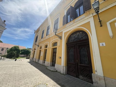 Neighbourhood, Street view