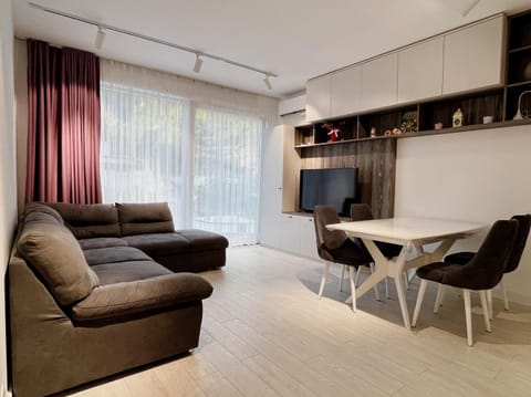 Communal lounge/ TV room, TV and multimedia, Living room, Seating area, Dining area