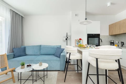 TV and multimedia, Coffee/tea facilities, Kitchen or kitchenette, Living room, Seating area, Dining area