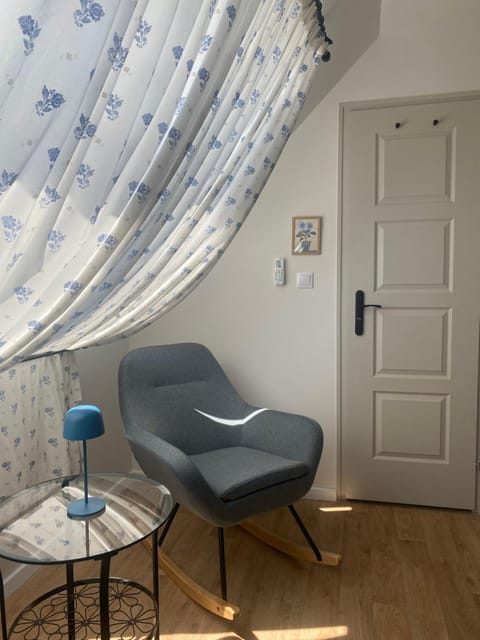 Seating area, Bedroom