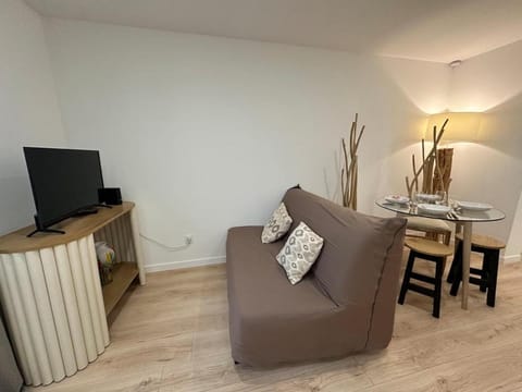TV and multimedia, Living room, Seating area, Dining area