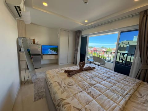 Bed, TV and multimedia, View (from property/room), Balcony/Terrace, Bedroom, air conditioner