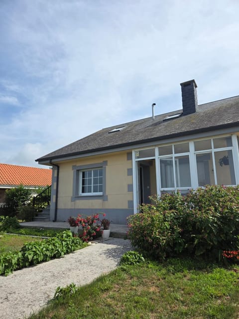 Property building, Day, Garden, Balcony/Terrace