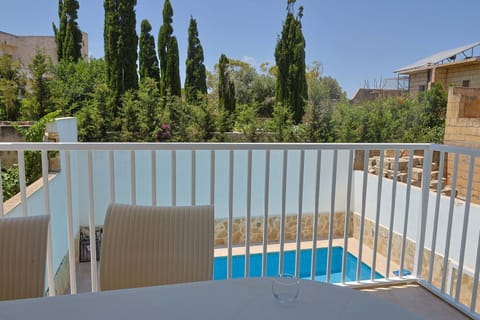 Patio, Day, Natural landscape, View (from property/room), Balcony/Terrace, Mountain view, Pool view, Swimming pool, sunbed