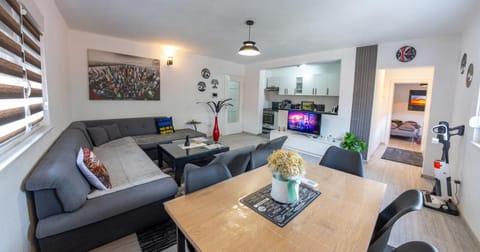 TV and multimedia, Kitchen or kitchenette, Living room, Seating area, Dining area
