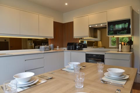 Coffee/tea facilities, Kitchen or kitchenette, Dining area, dishwasher, stove, toaster