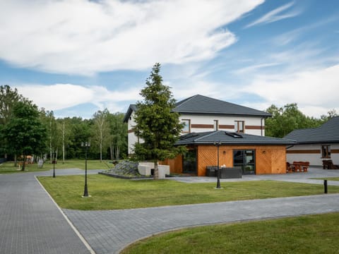 Property building, Neighbourhood, Natural landscape, Garden, Garden view
