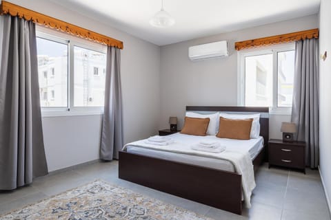 Bed, Photo of the whole room, Bedroom, towels, air conditioner