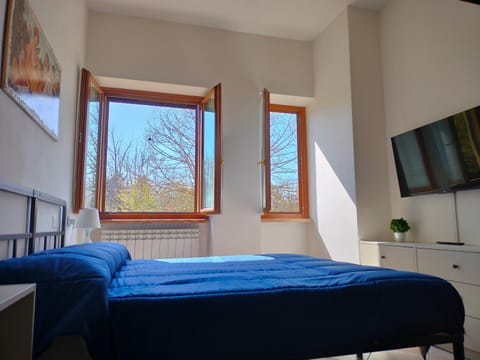 Bed, TV and multimedia, Photo of the whole room, Bedroom