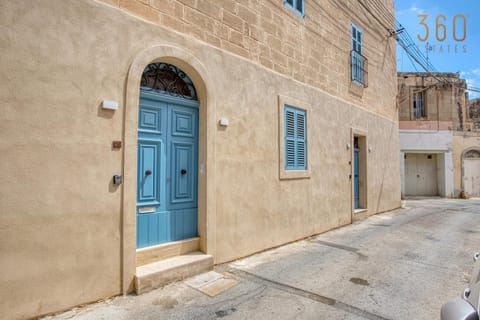 Property building, Day, Neighbourhood, Street view