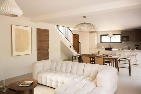 Kitchen or kitchenette, Living room, Seating area, Dining area