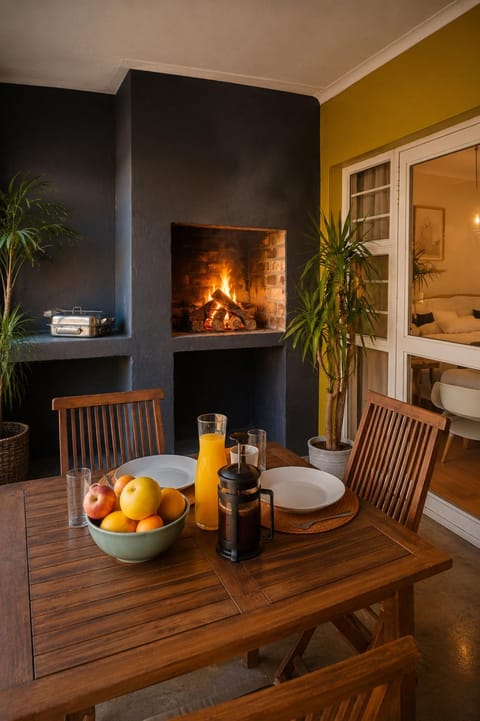 Patio, Balcony/Terrace, Living room, Food and drinks, Seating area, Dining area, Food, Breakfast, Breakfast, English/Irish breakfast, English/Irish breakfast, fireplace