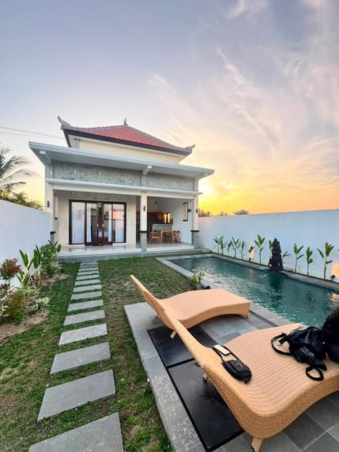 Property building, Day, Pool view, Swimming pool, Swimming pool, sunbed