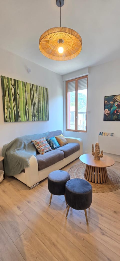 Bed, TV and multimedia, Living room, Seating area