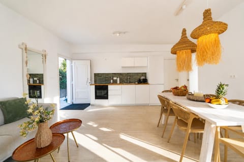 Kitchen or kitchenette, Living room, Seating area, Dining area, dishwasher, oven
