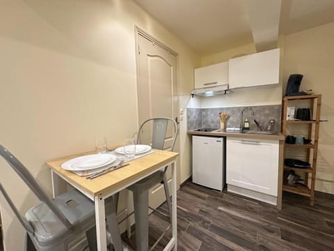 Kitchen or kitchenette, Dining area, stove