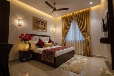 Bed, TV and multimedia, Photo of the whole room, Bedroom, fireplace