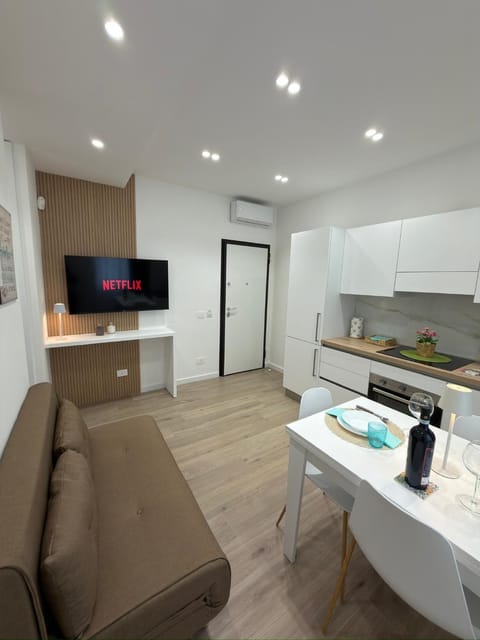 TV and multimedia, Coffee/tea facilities, Kitchen or kitchenette, Living room, Seating area, Dining area, oven, stove